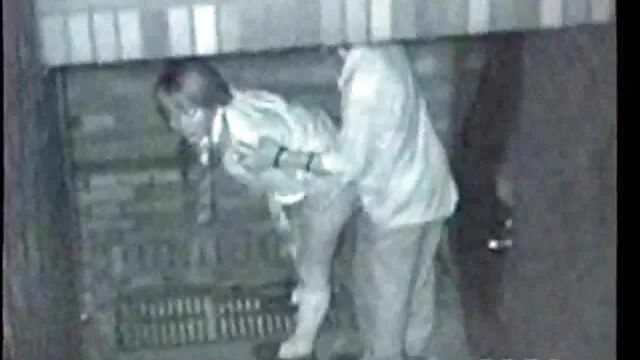 Visoka definicija :  Djevojka počinje da sisa očuha koji ne može odoljeti pritisku Hot porn 