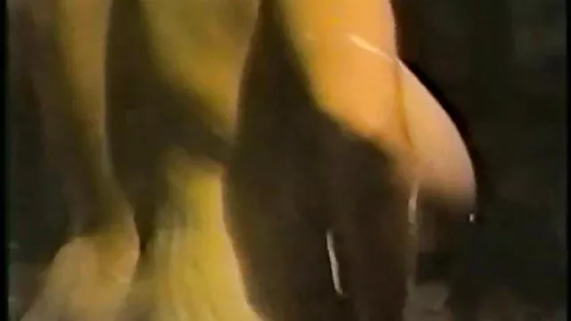 Visoka definicija :  Divna plavuša se jeba u klupskom toaletu Hot porn 