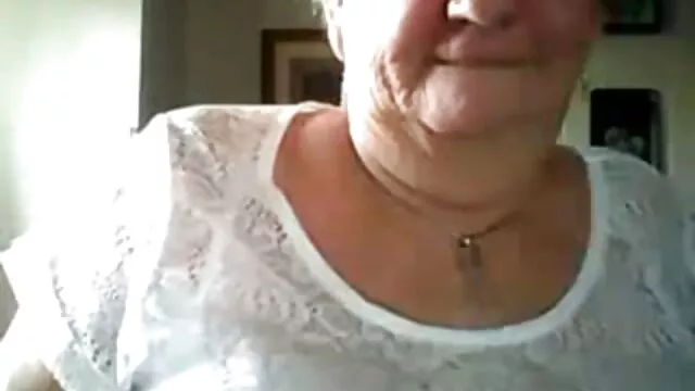 Visoka definicija :  Tip dolazi Giselle Palmer da pomogne i pojebe je na kauču Hot porn 