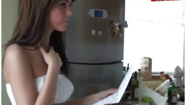 Visoka definicija :  Mlada draga je u stanju da ugura veoma dug komad muškosti Hot porn 