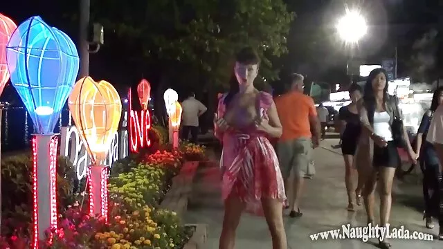 Visoka definicija :  Bootylicious crna beba lupa bijelog dječaka s ogromnim kuckanjem Hot porn 