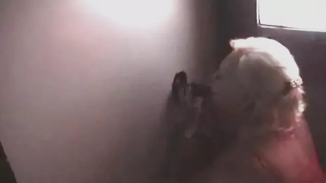 Visoka definicija :  Stara agentica za nekretnine prodaje stan u zamjenu za jebanje Hot porn 