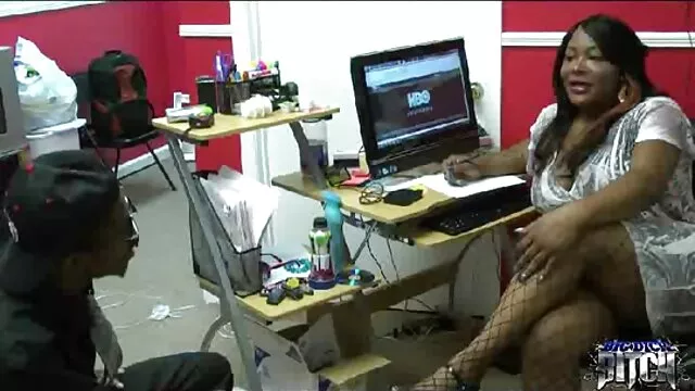 Visoka definicija :  Gladna MILF sa seksi preplanulim linijama siše i jaše prijateljev kurac Hot porn 