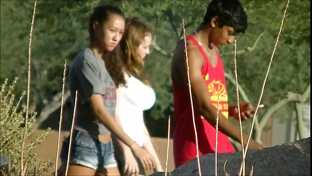 Visoka definicija :  Prsata tetovirana plavuša je opustošena na sofi Hot porn 