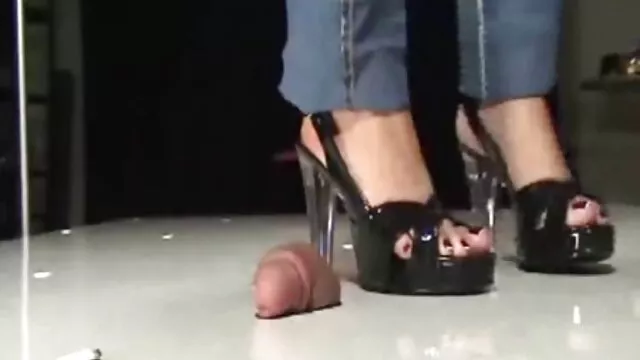 Visoka definicija :  Plavokosa djevojka demonstrira svoje oralne vještine prije nego što krene u vožnju kaubojke Hot porn 