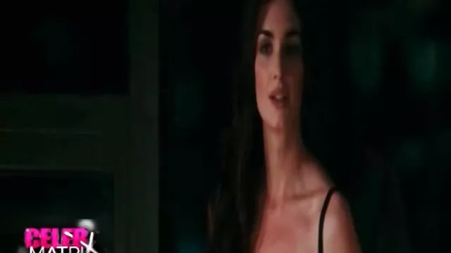 Visoka definicija :  Brineta amater pokazuje svoje oralne vještine u zadnjem dijelu kombija Hot porn 