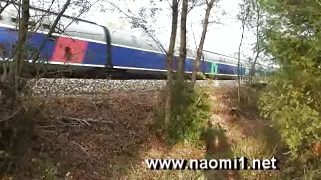 Visoka definicija :  Otkačena brineta preplanulog tijela vara muža s maserom Hot porn 