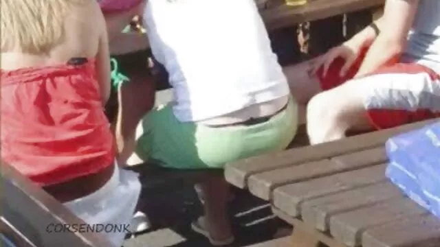 Visoka definicija :  Napaljene MILF-ice se gušu na nekim mladim kurčevima tokom lude zabave u studentskom domu Hot porn 