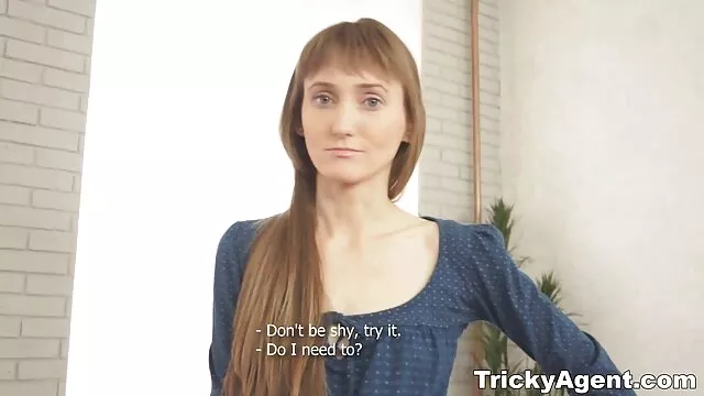 Visoka definicija :  Debeli falus prodire u usku trešnju azijske zgodne Hot porn 