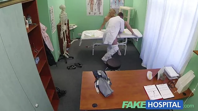 Visoka definicija :  Prsata MILF i obješeni pastuh nežno vode ljubav pored bazena Hot porn 