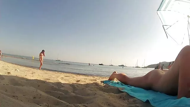Visoka definicija :  Pohotna zrela plavuša Brianna Beach zavodi mladića kod kuće Hot porn 