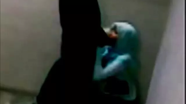 Visoka definicija :  Uredska dama je u svojim seksi čarapama i lupala po stolu Hot porn 
