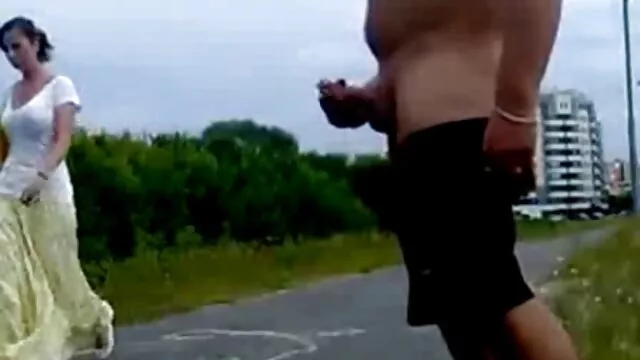 Visoka definicija :  Ruska brineta uživa u čudnom kitu pored vezane rogonje Hot porn 
