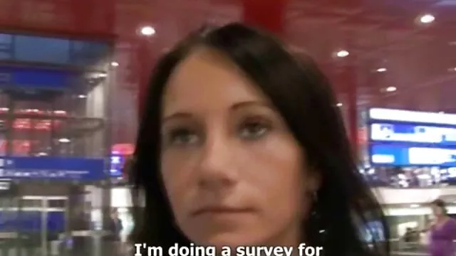 Visoka definicija :  Zahvalna tinejdžerka puše i vozi vozačev kurac na zadnjem sjedištu Hot porn 