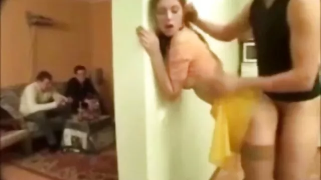 Visoka definicija :  Radosna sexpot rado trese svoje vesele sise ispred kamere Hot porn 