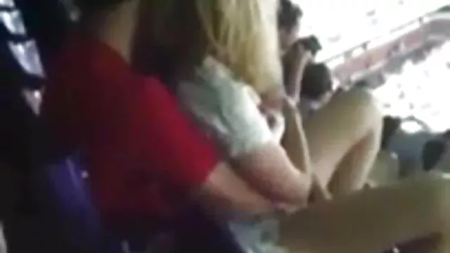 Visoka definicija :  Orijentalna slatka u crnim čarapama šprica Hot porn 