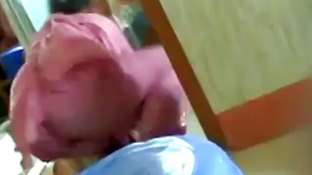 Visoka definicija :  Latinoamerikanka s masivnim nauljenim guzom impresionira momka oralnim vještinama Hot porn 