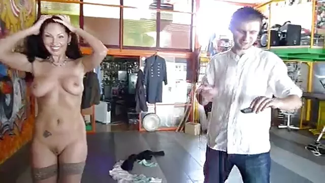 Visoka definicija :  Žena sa lijepim sisama pristala je popušiti crncu Hot porn 