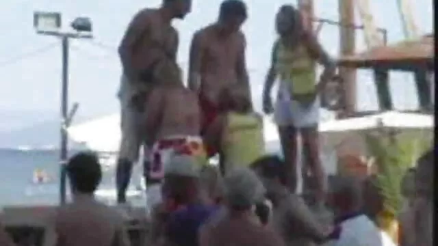 Visoka definicija :  Djevojci još uvijek nedostaje bivši dečko i dolazi kod njega da zabije Hot porn 