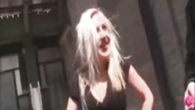 Visoka definicija :  Srećnik ima brz seks sa ljupkim kurirom punim rimminga Hot porn 