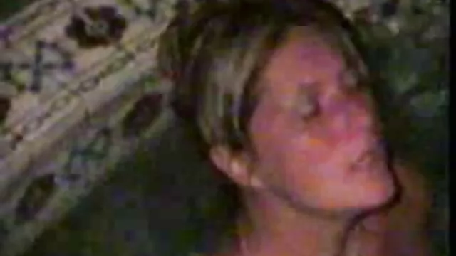 Visoka definicija :  Elegantna plavuša MILF oralno tretira svog randy muža Hot porn 