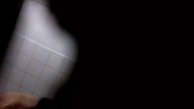 Visoka definicija :  Mršava plavuša se opušta u spavaćoj sobi sa tri napaljena klinca Hot porn 