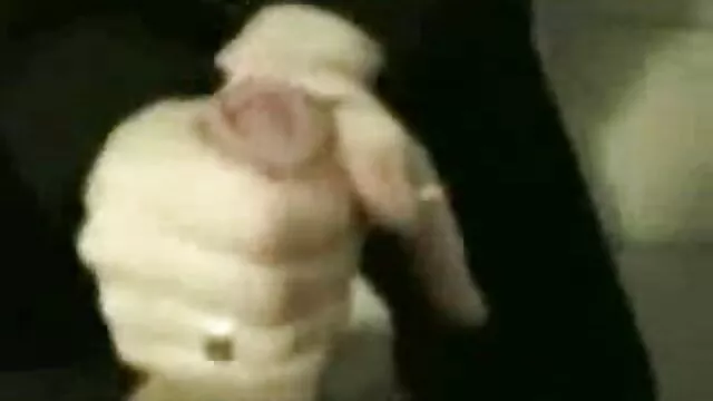 Visoka definicija :  Sitna djevojka koja prljavo govori prekriva lice spermom Hot porn 