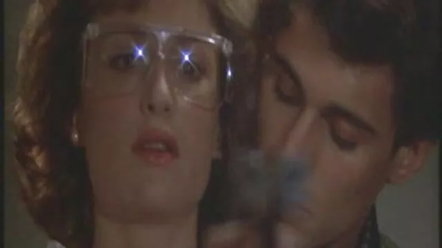 Visoka definicija :  Prsata milf plavuša jebe sise i siše kurac u bazenu Hot porn 