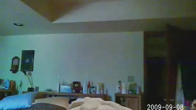 Visoka definicija :  Djevojka je vezana za crvenu spravu tako da ćelav čovjek može raditi šta god želi Hot porn 