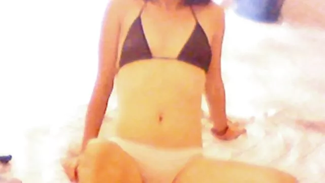 Visoka definicija :  Vruću tinejdžerku crnku s živahnim sisama udari polubrat Hot porn 