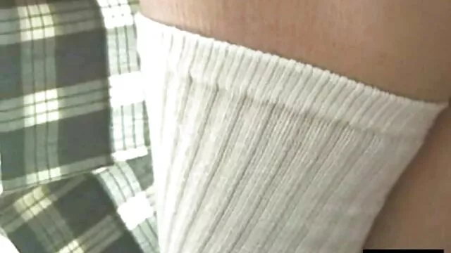 Visoka definicija :  Vruća kurtizana ebanovine kopulira s bijelim vozačem na kauču Hot porn 