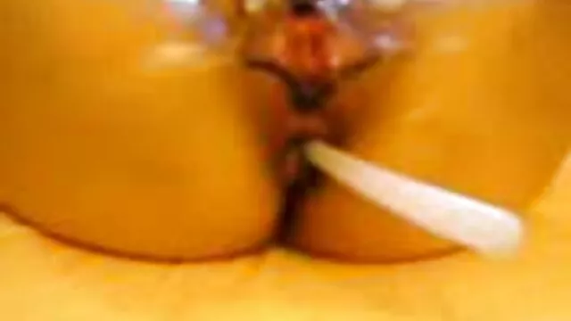 Visoka definicija :  Mlada plavuša je okružena sa tri ukočena i uspravna momka Hot porn 