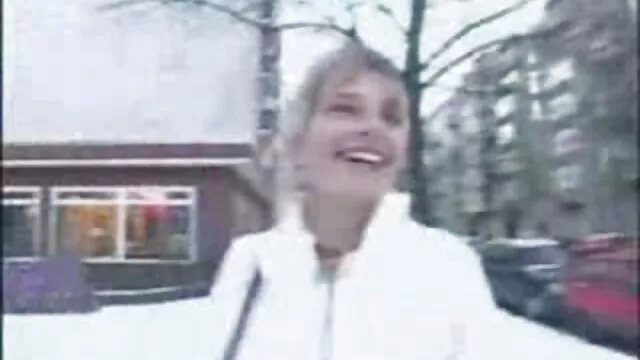 Visoka definicija :  Sitna plavuša silazi da siše i proguta tu veliku kučku Hot porn 