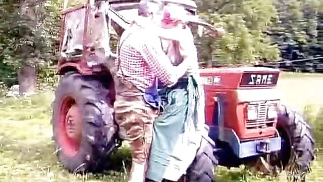 Visoka definicija :  Tinejdžerku crnku grubo udaraju o stolicu ginekologa Hot porn 