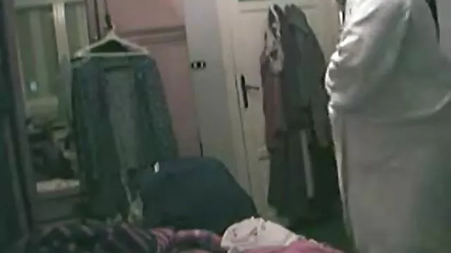 Visoka definicija :  Visoki momak i prirodna devojka imaju strastveni seks u dnevnoj sobi Hot porn 