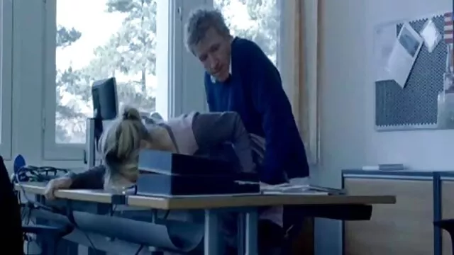 Visoka definicija :  Zasljepljujuća MILF voli da je udaraju po guzici i da je jako lupaju Hot porn 
