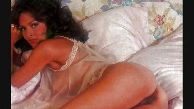 Visoka definicija :  Slatka napaljena drolja teško se kurca pred svojim dečkom Hot porn 