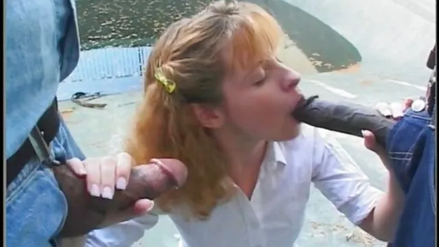 Visoka definicija :  Kurve rade na baštovanu kurac dok joj on ne daje kunilingus Hot porn 