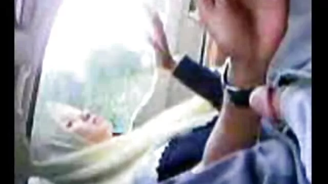 Visoka definicija :  Ništa je ne usrećuje više od gušenja nekim velikim crnim komadom mesa Hot porn 