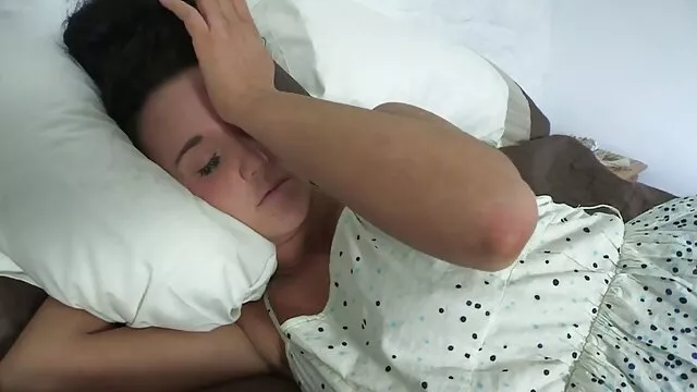 Visoka definicija :  Divlja sobarica prelazi sa čišćenja kuće na sisanje Hot porn 