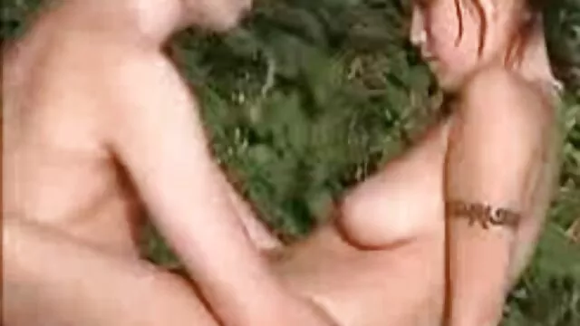 Visoka definicija :  Štrebera je zavela njegova napaljena polusestra na seks Hot porn 