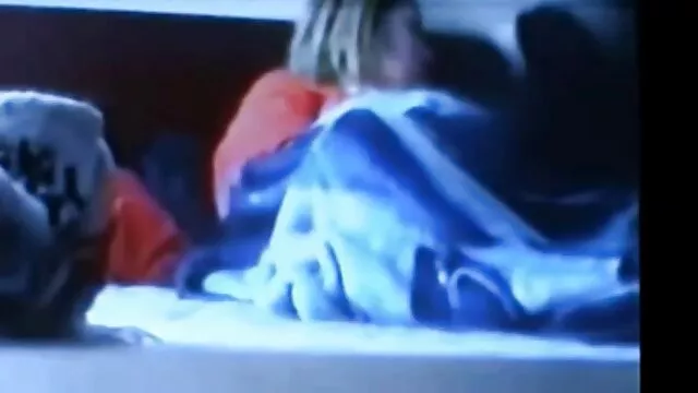 Visoka definicija :  Djevojku je postigao muškarac u ravnoj i obrnutoj kaubojki pozi u krevetu Hot porn 