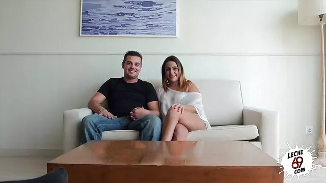 Visoka definicija :  Pušačka zgodna MILF i zdepast tip prepliću gola tijela na kauču Hot porn 