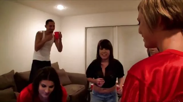 Visoka definicija :  Maser se brine o dvije slatke djevojčice Alexa Tomas i Cindy Loarn Hot porn 