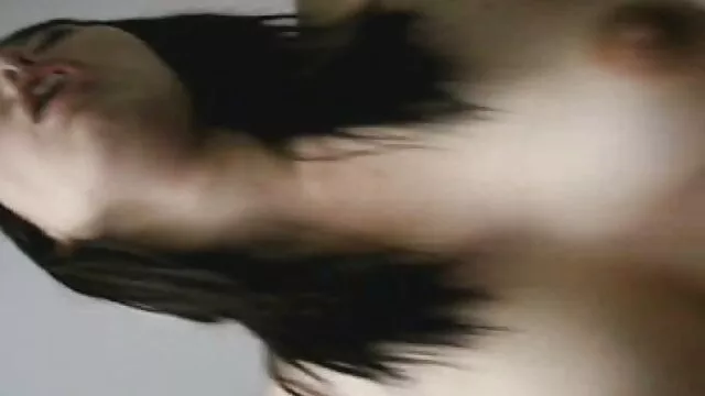 Visoka definicija :  Ćelavi pastuh s velikim kurom gura ljupku tinejdžerku do njenih granica Hot porn 
