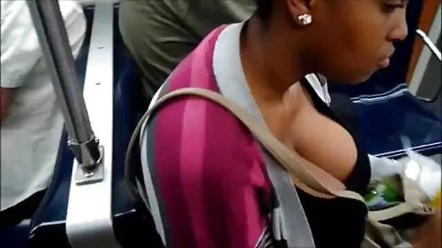Visoka definicija :  Simpatična brineta Karmen Karma stavlja veliki dildo u svoju macu Hot porn 