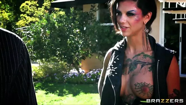 Visoka definicija :  Divna Bethany pozira kao dražesna za oko za kameru Hot porn 