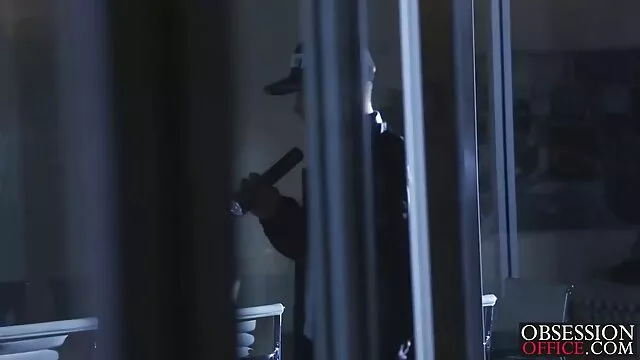 Visoka definicija :  Plavokosa dama želi da ga uspravi trljajući njegov motku nogama Hot porn 