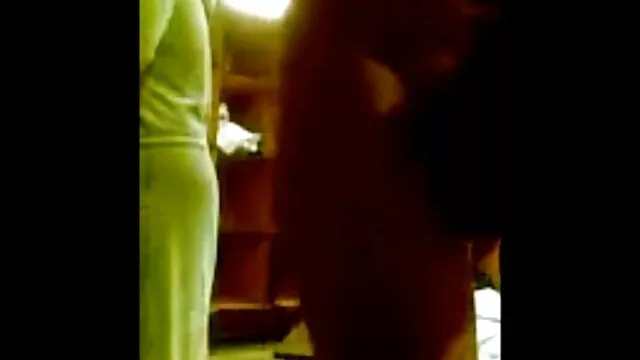 Visoka definicija :  Djevojke sisaju penise i zakače se jedna sa drugom očuhom Hot porn 