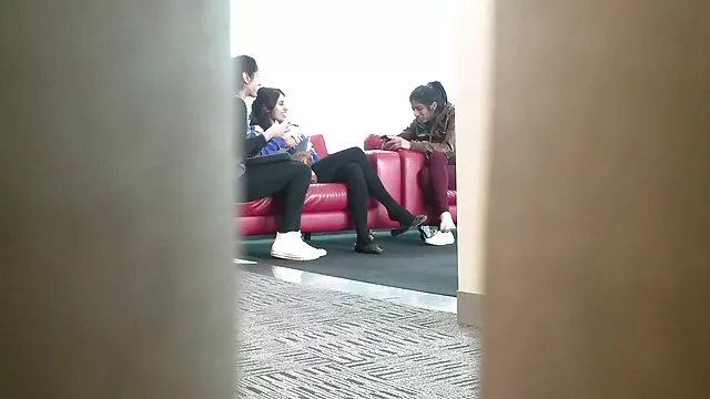 Visoka definicija :  Ekstremno zgodna crnka baba je bačena u trojku Hot porn 